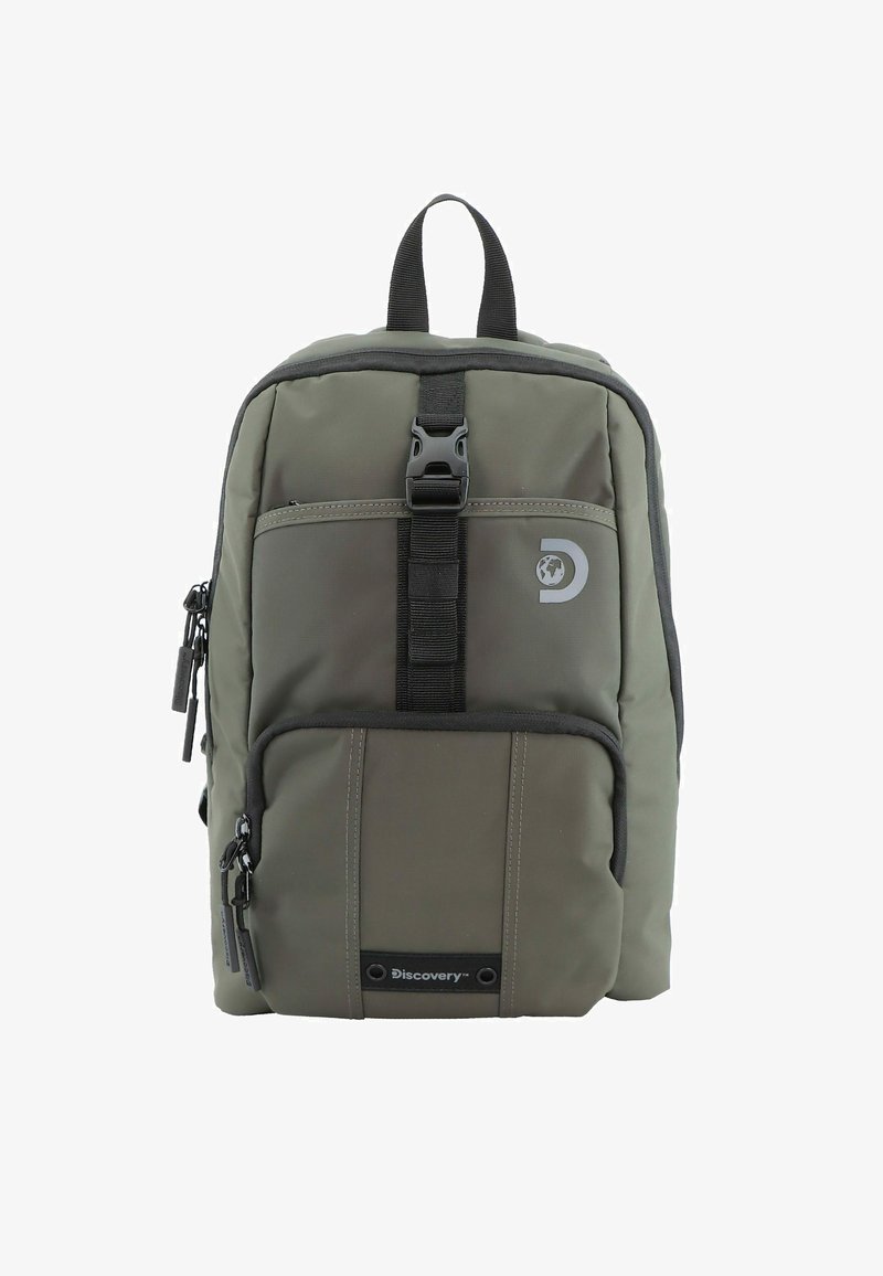 Zaino in tessuto verde con una texture liscia, tasca frontale con zip, spallacci regolabili e un logo sul lato. Presenta accenti neri a contrasto.