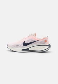 Nike Performance JOURNEY RUN - Løbesko til landevejen - sail/thunder blue/total orange/burnt sunrise/white