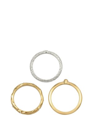 Trois bagues en métal texturé : une argentée avec un motif de vigne, une dorée avec de petites pierres incrustées, et une dorée lisse avec une petite bosse surélevée.