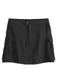 Jupe noire avec fermeture à boutons à l'avant, deux poches cargo sur les côtés et un tissu texturé. Caractéristiques d'une coupe droite et d'un ourlet légèrement évasé.