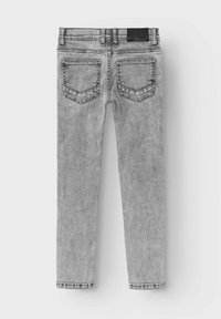 Vaqueros de mezclilla gris con un ajuste slim, que cuentan con un diseño de cinco bolsillos, costuras visibles y una etiqueta de cuero de la marca en la cintura.