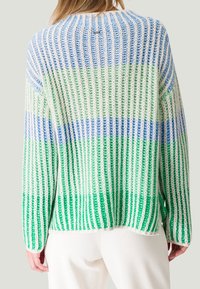 Strickpullover mit vertikalen Streifen in Blau, Grün und Weiß. Lockere Passform, strukturiertes Material, gerippte Abschlüsse und ein weiter Ausschnitt.