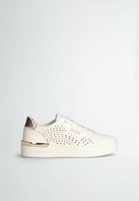 Baskets blanches à lacets avec côtés perforés, accent talon en or rose et logo de la marque sur le côté et la semelle.