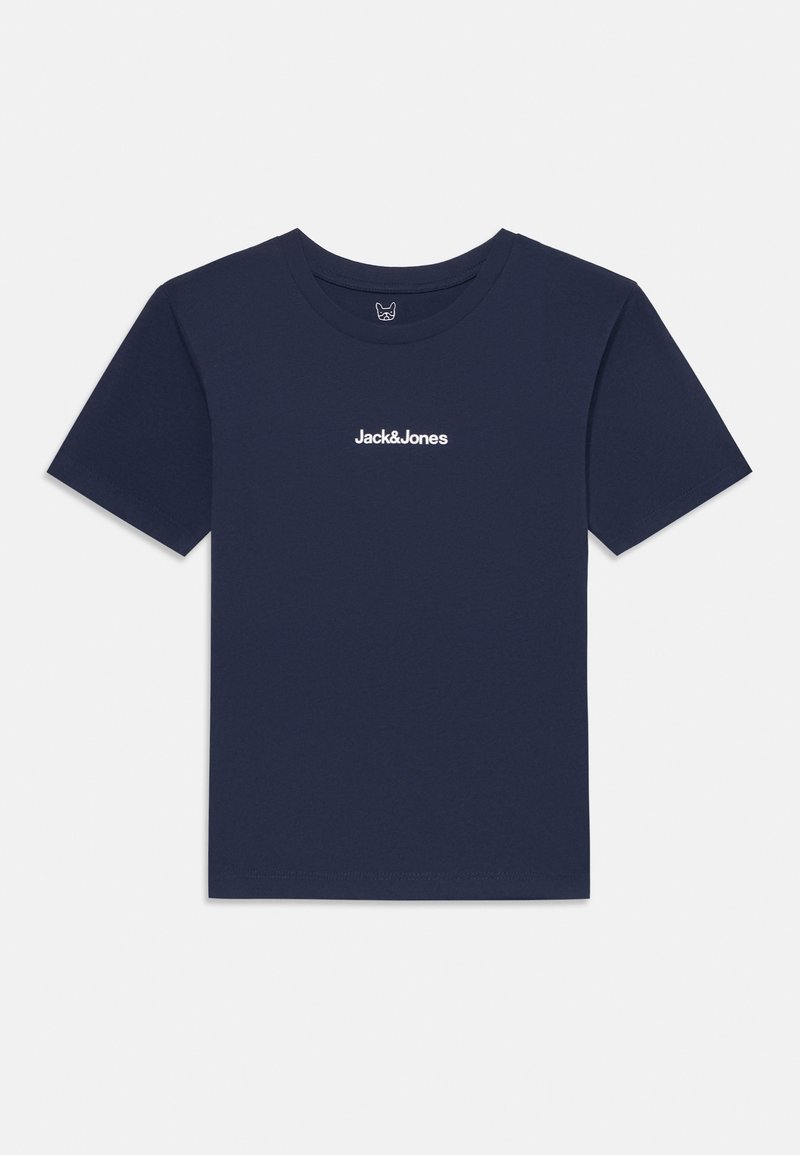 Camiseta de algodón azul marino de manga corta, con cuello redondo y un logo blanco de "Jack&Jones" impreso en el pecho. Sin patrones ni acentos adicionales.