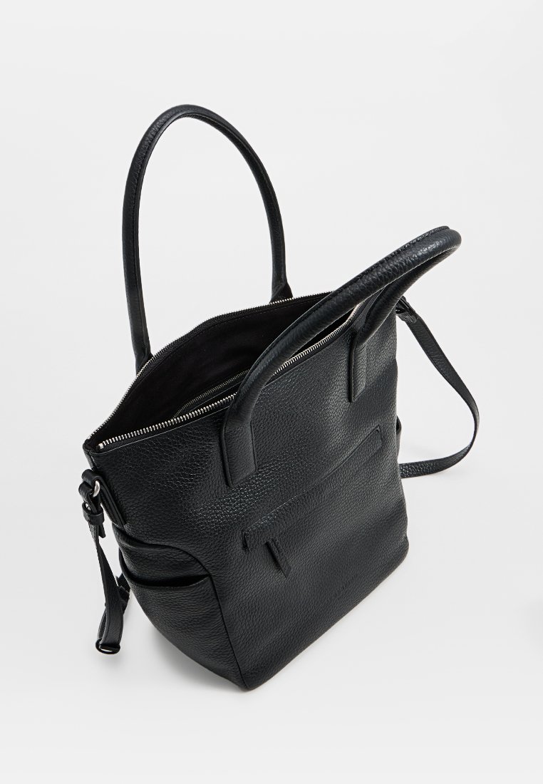 Schwarze Ledertasche mit strukturiertem Finish, ausgestattet mit doppelten Griffen, einem Reißverschluss und einer Außentasche.