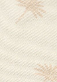 Tessuto con una base beige chiaro e sottili silhouette di palme ripetute in una tonalità beige leggermente più scura, texture liscia e tessuta.