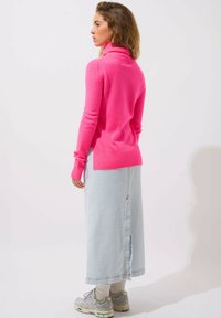 Authentic Cashmere FORNET różowy neon