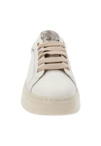 Białe skórzane sneakersy z beżowymi sznurowadłami i metalicznymi akcentami. Posiadają zaokrąglony nos i teksturowaną podeszwę dla lepszej przyczepności. Logo widoczne na języku.