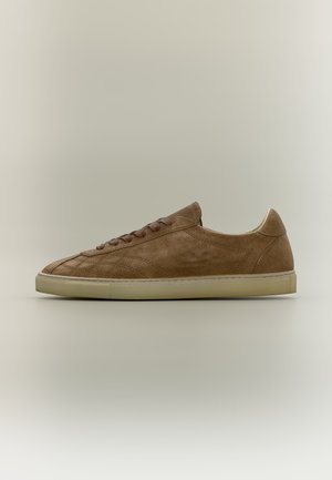 Baskets basses en daim marron avec lacets assortis et semelle en caoutchouc beige, vues de profil sur fond neutre.