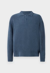 Suéter de punto azul con un acabado texturizado, que presenta un cuello y una tapeta de dos botones, mangas largas y dobladillo y puños acanalados.