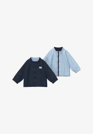 Zwei langärmlige Zip-up-Jacken für Kinder, eine einfarbig marineblau mit einem kleinen Abzeichen, eine hellblau mit dünnen vertikalen Streifen.