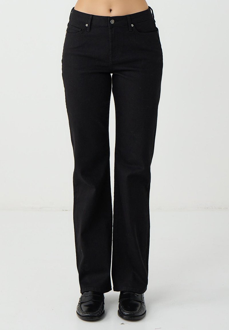 Pantaloni a zampa in denim nero con vita a mezza altezza, due tasche frontali e dettagli in metallo lucido. Il tessuto è liscio con una leggera elasticità.