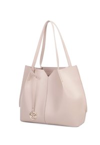 Jasnoróżowa skórzana torba na ramię o usztywnionym kształcie, z podwójnymi ramiączkami i dekoracyjnym zawieszką z logo po boku. Gładka faktura i czyste linie.