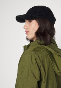 Nike Sportswear SUIT BASIC SET - Fato de treino - rough green/light bone