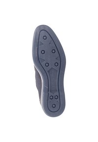 Semelle extérieure bleue flexible avec un motif de traction hexagonal, surface texturée et marquage. Présente une tige en mesh pour la respirabilité et le confort.