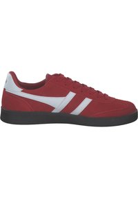 Sneakers en daim rouge avec des accents et un design de rayure blancs, bout rond, laçage à l'avant et semelle en caoutchouc noir pour une meilleure adhérence.