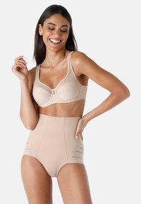 Set di biancheria intima beige con reggiseno wireless decorato con inserti in rete e pantaloni corti a vita alta con pannelli laterali a righe. Tessuto liscio ed elasticizzato.