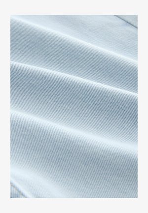 Țesătură din denim albastru deschis, cu o textură netedă și un model de twill clar, evidențiind pliuri pliate și un aspect moale, flexibil.