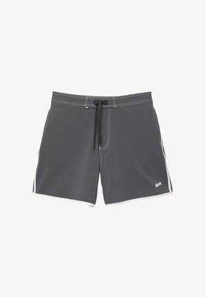Grijze zwemshorts met een drawstring tailleband, witte accenten aan de zijkanten en contrasterende stiksels; logo op de lagere voorkant links.