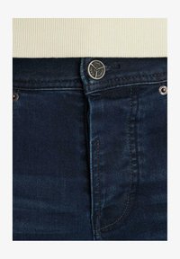 Seleccionado, dusty ghost blue