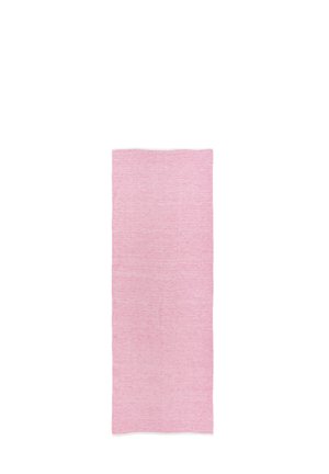 Écharpe tricotée rectangulaire rose clair en tissu doux, affichée à plat sur un fond blanc.