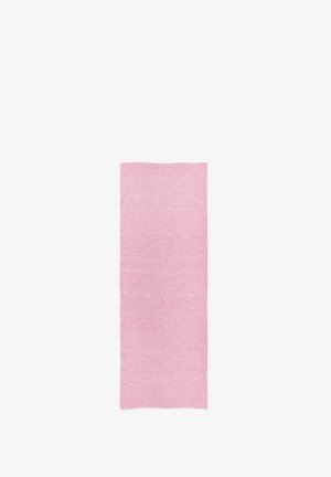 Écharpe tricotée rectangulaire rose clair en tissu doux, affichée à plat sur un fond blanc.
