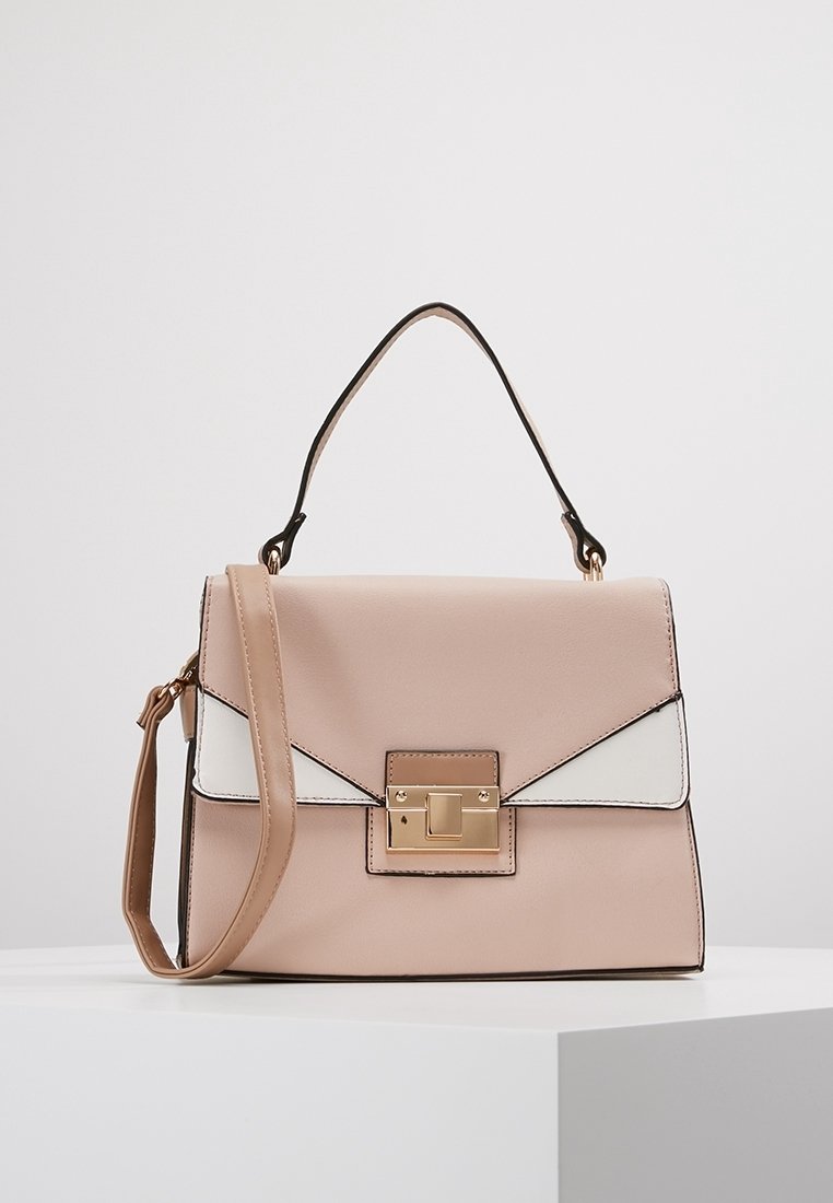 Růžová kabelka z umělé kůže s bílými detaily, strukturovaný tvar, horní držadlo a odnímatelný popruh přes rameno; obsahuje zlatý geometrický uzávěr.