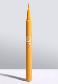 Gul penn eyeliner med fin spiss, jevn glanset finish, og hvit merking som viser produktdetaljer og et unikt design.