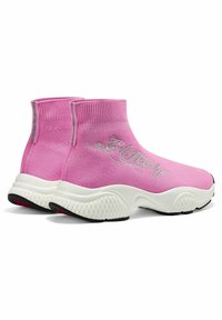 Rosa stickade ankel-sneakers med vit strukturerad sula, med silverfärgad logotypbrodering och reflekterande detaljer på baksidan.