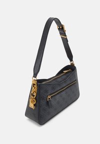 Mustat teksturoidut käsilaukku kultaisilla yksityiskohdilla, jossa on etupuolella vetoketjutasku ja säädettävä hihna. Muotoilussa on moderni, j�ämäkkä siluetti.