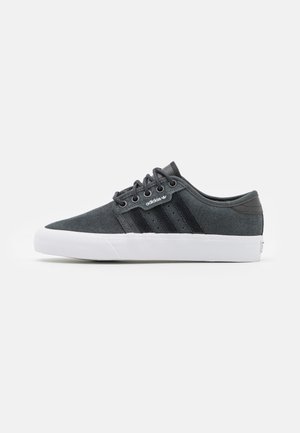 adidas Originals SEELEY UNISEX - Tossud - carbon/core black/footwear white