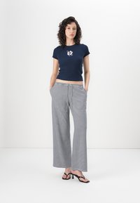 Hollister Co. MAY BAGGY PULL ON - Pantalones deportivos - dark blue/white