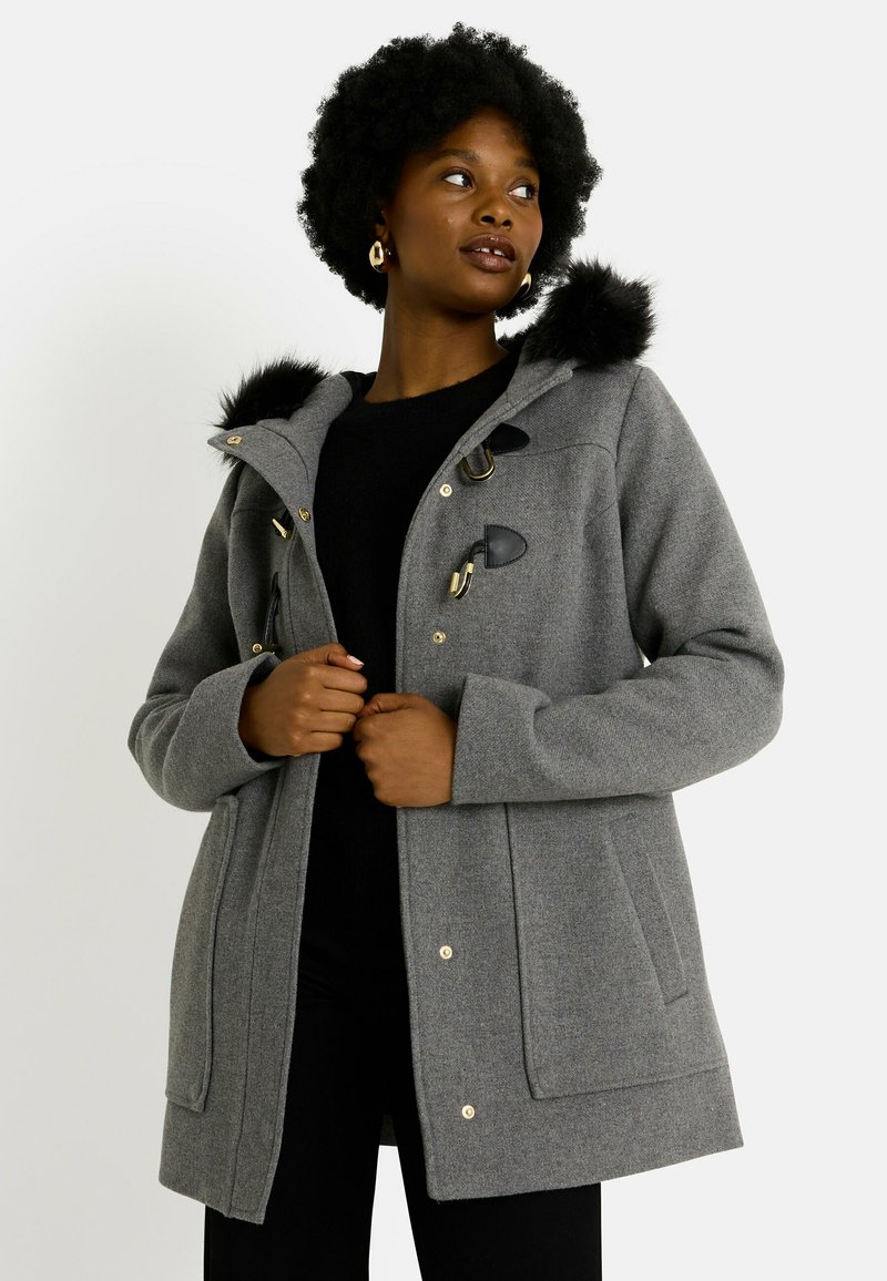 Abrigo de mezcla de lana gris con capucha de piel sintética, herrajes en tono dorado, cierres tipo toggles y bolsillos laterales, que presenta un corte relajado y una longitud ligeramente mayor.