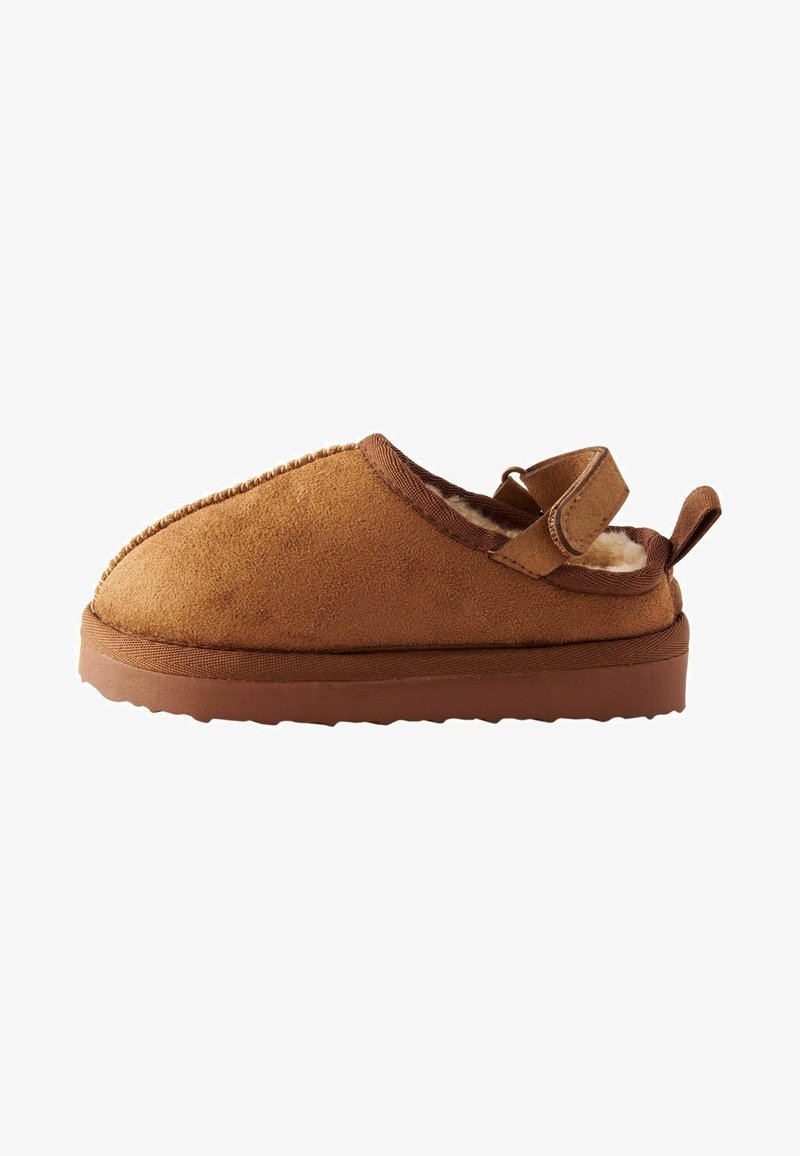 Pantofole in suede marrone con punta arrotondata, suola in gomma flessibile, tacco basso e fodera in peluche. Include una cinghia regolabile e un tab per il tiraggio.