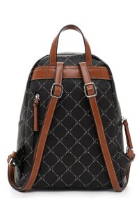 Musta reppu, jossa on ruskeat säädettävät hihnat, hopeiset soljet, tikattu kuvio pyöreillä logoilla ja vetoketjullinen sivutasku, esitetty takaa.