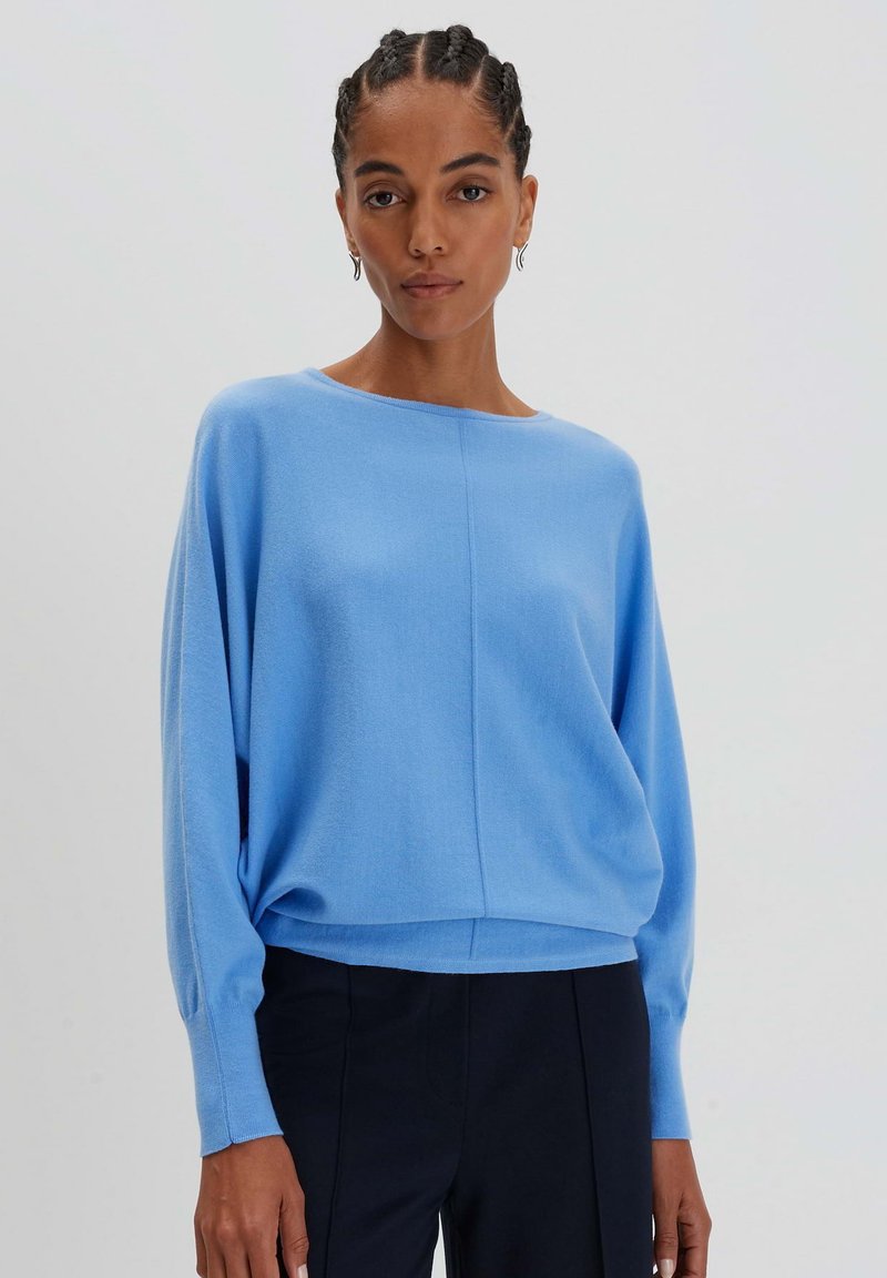 Maglione azzurro chiaro con scollatura a barca, maniche lunghe e vestibilità rilassata. Realizzato in un tessuto morbido con una superficie liscia e dettagli di cucitura minimi.