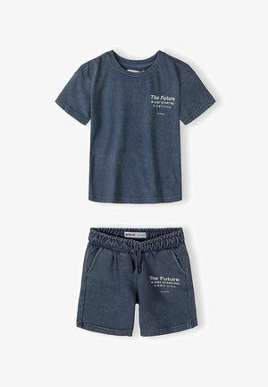 Marineblåt børnetøjssæt med kortærmet T-shirt og shorts med elastik i taljen, med hvid tekst "The Future is Just Starting" på engelsk og koreansk.
