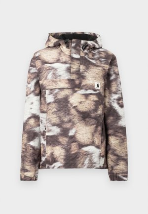 Casaco de malha com padrão castanho e bege, com capuz, bolso frontal e cordões ajustáveis. Textura macia e mangas compridas.