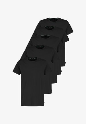 Vijf zwarte T-shirts met korte mouwen en ronde hals, diagonaal gestapeld, met vooraanzicht en uniform ontwerp.