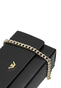 Clutch rettangolare in pelle nera con patta, tracolla in catena dorata e piccolo logo geometrico dorato nella parte anteriore.