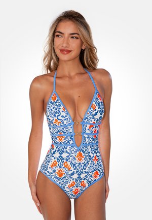 Jednoczęściowy kostium kąpielowy w niebiesko-białe wzory z pomarańczowymi akcentami, z głębokim dekoltem w kształcie litery V, bocznymi wycięciami oraz złotymi ozdobami.