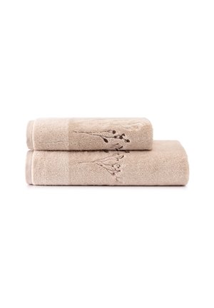 Due asciugamani beige con ricamo floreale piegati e impilati su sfondo bianco.