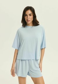 Unselected, light blue