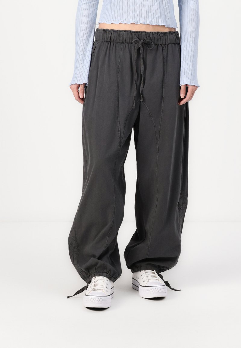 Free People HADLEY - Kalhoty - black