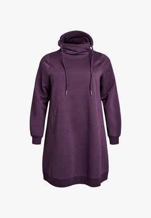 Abito felpa lungo viola con maniche lunghe e collo a cowl, dettagli con cordoncino e tasche laterali. Il tessuto sembra morbido e dalla trama liscia.