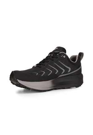 Scarpa da ginnastica nera con suola grigia, lacci neri, strisce laterali decorate e colletto imbottito, mostrata leggermente inclinata su sfondo bianco.