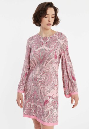Roze jurk met paisleypatroon, lange mouwen, ronde halslijn en contrasterende roze manchetten. Gemaakt van zachte, gestructureerde stof met gedetailleerde ontwerpen.