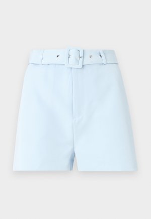 Svetlomodré šortky s opaskom v páse, s štvorcovou sponou a kovovými doplnkami. Hladká tkanina, tailored strih a skladaná predná časť.