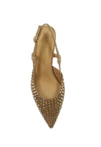 Zapato de slingback beige con punta afilada y exterior texturizado, adornado con rhinestones claros. Presenta un tacón estrecho y una delicada correa en el tobillo.