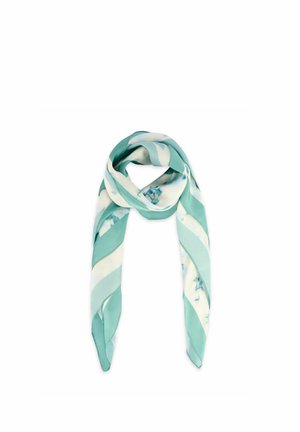 Jasnoniebiesko-biały jedwabny szal w paski z delikatnym kwiatowym wzorem, złożony i ułożony w pętlę z dwoma zwisającymi końcami.